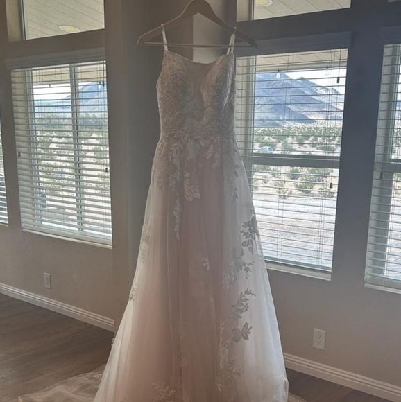 White/cream lace and tool A-line wedding dress. Tag size 6 (reality is a size 2) - Picture 2 of 4